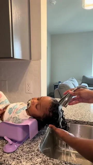 She was so calm and relaxed! #hairwashday #hairroutine #shampoobasin #haircare #washday 