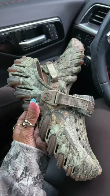 this real tree collab 👀👀🤎🙌🏼 #crocs #crocsechoro #crocsshoes #realtree #tiktokshopcreatorpicks 