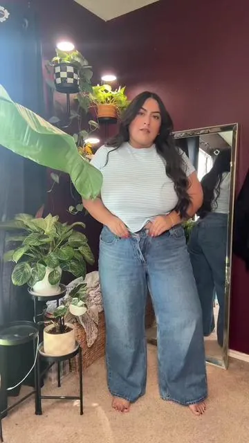 These jeans actually changed my life! #oldnavy #momstyle #plussizefashion #plussizejeans #summerstyle 