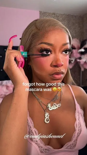 If liquid lash extensions was a mascara.. it’s THIS ONE 😩😍😍 #mascarareview #mascara #mascaratutorial #makeuptutorial #makeup 