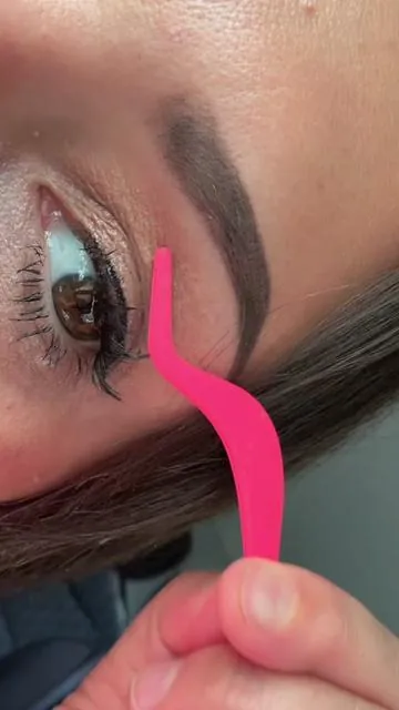 Finally—an eyelid treatment that understands mature skin. This smooths, firms, and gives that lifted look we’ve been missing ✨  #eyelift #droopyeyelids #citybeauty #over40skincare #uppereyelidlift 