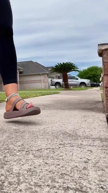 My go-to summer sandals 🤎🖤 #crocs #crocssandals #crocsgetawaystrappysandals #crocsgetawaysandals #tiktokshopcreatorpicks @Crocs 