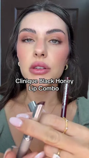 the most iconic lipstick ever now in a full lip combo🖤🍯 @Clinique Store #Clinique #BlackHoney #CliniqueBlackHoney #lipcombo #tiktokshopcreatorpicks 