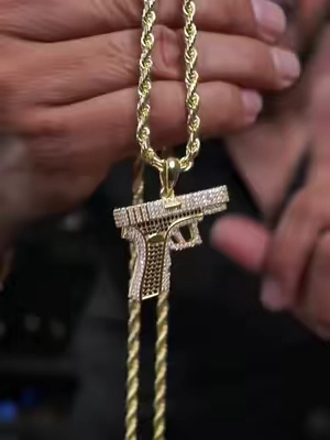 Cadena Holylegend con dije fusca iced out en piedras 5A CZ, bañada en oro real 14K con nano-coating anti-mancha. Eslabón cubano o rope, 24 pulgadas. Joyería streetwear hip hop para hombre, incluye caja de regalo. #Holylegend #IcedOut #cadenas #joyeriadeoro #StreetwearJewelry​​​​​​​​​​​​​​​​