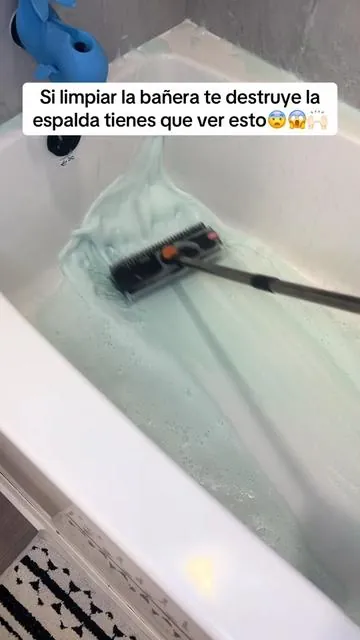 Gracias a este cepillo deje de arrodillarme a limpiar la bañera de por vida🙌🏻✨🛁🧼 #cleantok #tipdelimpieza #limpiezadecasa #trucosdelimpieza #floorscrub 