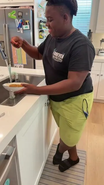 My Microwave Splatter Cover has a Water Steamer‼️ I upgraded to The most functional microwave cover ever. This 10 inch Clear Microwave Plate Cover Lid for Food is my newest and favorite Kitchen Gadgets & Accessories to keep my modern Microwave Oven clean! Try out this Kitchenware and you won’t be disappointed 👇 ##microwavesplattercover ##microwave ##kitchengadgets##kitchenhacks ##fyp