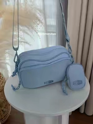 What a cute crossbody bag🩵 love this summer vibes🙌🏻#whatsinmybag #cutebag #crossbodybag #everydayessentials #summervibes 