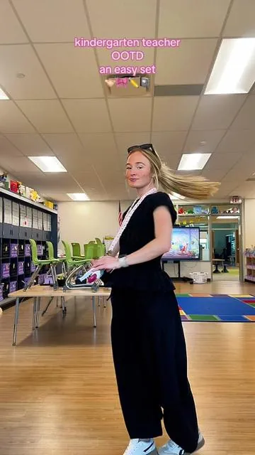 a comfortable, easy 2 piece set to throw on for teaching 🤩🫱🏻‍🫲🏼📓🎀✏️🫶🏼 thanks @SCUSTY  #teachers #outfit #set #twopieceset #elementaryteacher 