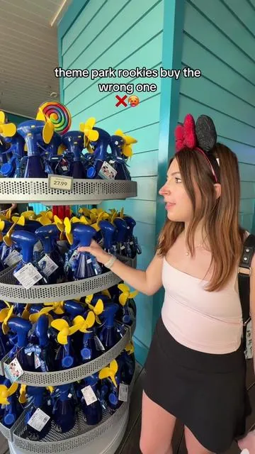 theme park rookies always get this wrong… this is the only fan that actually works 🥵❌ #portable #portablefan #coolingfan #travelhacks #themepark