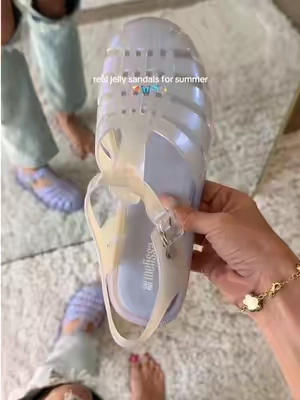 absolutely nostalgic in the best way 🐬🎀 #melissajellies #jellyshoes #jellysandals #greenish 
