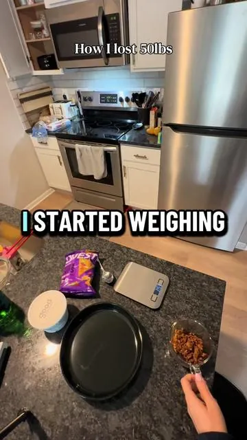My first weight loss journey only happened because I got my eating habits in check. Weighing my food was the key piece of the weight loss puzzle ✨  #weightloss #weightlossmotivation #healthylifestyle #nutrition #girlssupportgirls 