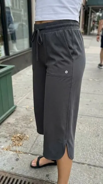 My Go-To Summer Pants For Hiking, Errands & Everything In Between#HikingEssentials #OutdoorWomen #CurvyActivewear #HikingPants #TravelOutfit 