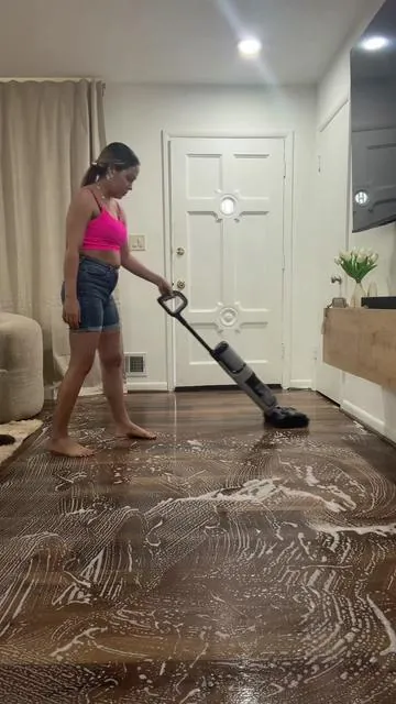 Liquidos y sólidos? ¡Desaparecidos de un solo chupón! ¡Y hasta limpia su propio rodillo! Esto sí que es el santo grial de los perezosos... . . . @Tineco-US  #easycleaning #aspiradora #limpizafacial #limpiezahogar 