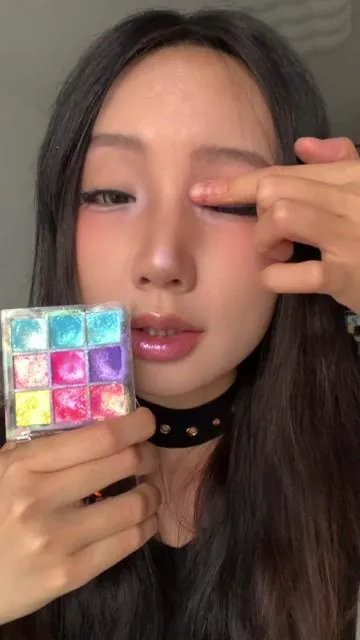 This palette is everything, I can’t help myself falling in love w mermaid palette over and over again 🥹🦋✨💖 #ourbella #eyeshadowinspo #rainbowmakeup #duochrome #duochromeeyeshadow 