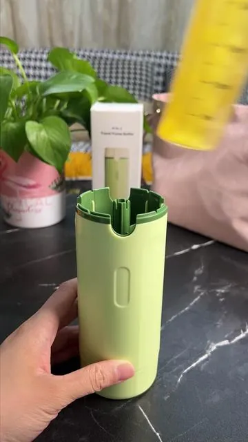 Mochileros, atención! Olvídate de las botellas bulk — esta dispensadora ahorra mucho espacio 🛫 #BotellaDeViaje #4En1 #TravelHacks #MochilaLigera #SinBotellasPesadas 