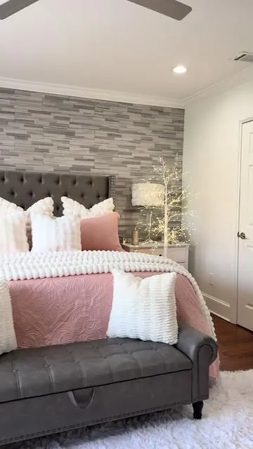 This is such a beautiful Quilt set by Exclusivo Mezcla. They have so many pretty colors in this. It includes the quilt and two pillow shams. @Exclusivo Mezcla #bedding #beddingset #quilt #pink #pinkaesthetic 