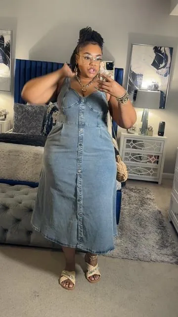 Denim midi dresses are THAT girl this summer ✨ Minimal effort, maximum cute 💙 #summerstyle #summerlooks #outfitideasforyou #denimdress #summerfashioninspo 