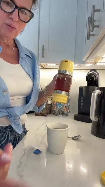 This honey dispenser is such a simple kitchen upgrade that makes everyday use way less messy. I love the no-drip design and easy handle because it makes pouring honey or syrup feel quick, neat, and effortless. Perfect for tea, coffee, breakfast, or keeping on the counter for easy daily use. #HoneyDispenser #KitchenFinds #aelga #CoffeeBarEssentials #TeaTime     