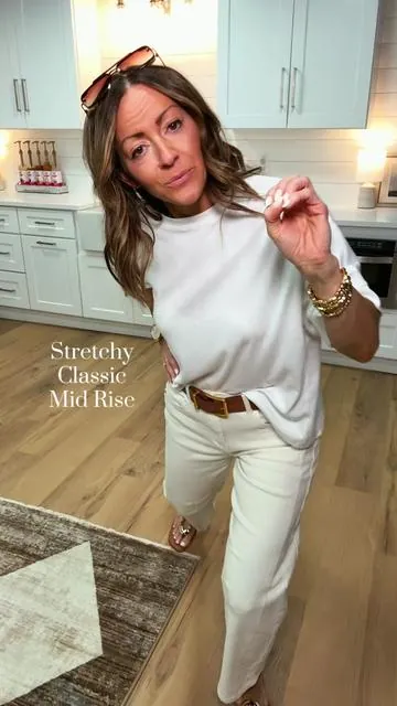 Staple pair of jeans 👏🏼 98% cotton 2% spandex makes the fit 🤌🏼 I’m 5’2” 127 in a small #jeans #barreljeans #midrisejeans #stretchyjeans @Flamingals 