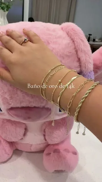 Set de 6 brazaletes con un baño de oro de 14k , perfectas para uso diario . El regalo perfecto si existe 🤭 #brazaletes #14k #fashionjewelry #FASHION #tiktokshopcreatorpicks 