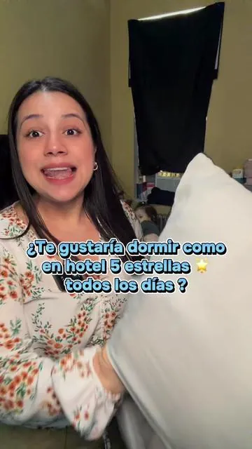 Yo quería que mi cama se viera como de hotel… limpia, elegante y súper cómoda 🤍 Y estas almohadas le cambiaron TODO 😍 Se ven grandes, suaves y con ese efecto fluffy que hace que tu cama se vea más luxury automáticamente ✨ Son de esas cosas que no sabías que necesitabas hasta que las pruebas 🙌 Tu cuarto se siente más bonito y más cómodo sin hacer mucho 💫  #a#almohadash#hotelvibesc#camaeleganted#dormirricobedroom  