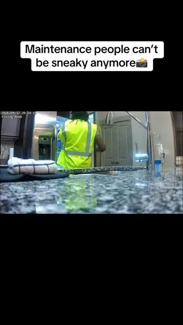 How wouldn’t this be the perfect home security setup? Nobody is expecting a clock to be a home security camera #homecameras #securitytips #surveillancecamera #nightlight #alarmclock   
