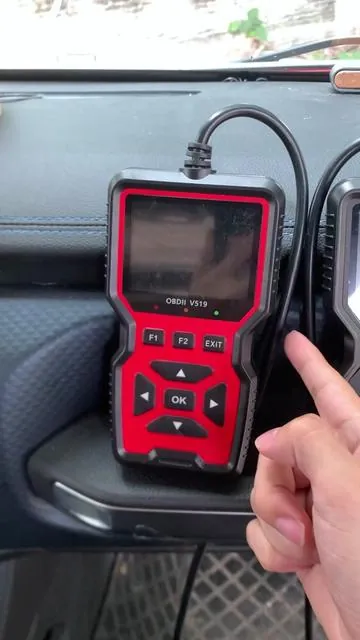 No computer or app needed—just plug it in and it'll tell you what's wrong with your car.#tiktokshopitalia #obd2 #scanner #checkengine #checkenginelight 