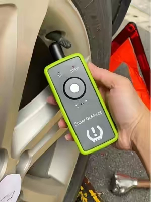 Sensor de neumáticos para automóvil - monitoreo de presión en tiempo real #tpms #tpmssensor #tpmsprogramming #CarMaintenance #CarTips