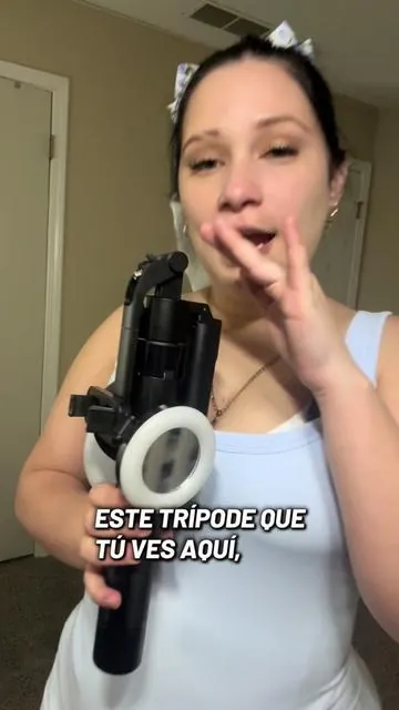 Este trípode con selfie stick de 69.6 pulgadas tiene rotación automática de 360° y seguimiento facial, ideal para grabar contenido sin usar las manos. Incluye luz de aro ajustable, control remoto y es perfecto para transmisiones en vivo o videos de TikTok sin perder el encuadre.#tripode #video #live #contenido #tiktokshop 