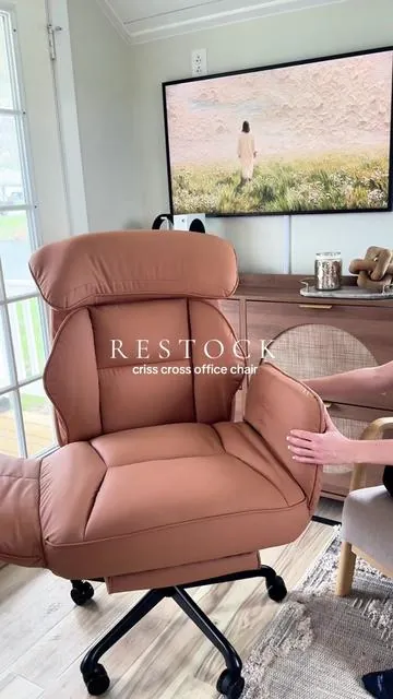 THE criss cross chair of my dreams. 🤎 @Dowinx.Furniture #desktour #officechair #crisscrosschair #deskchair 
