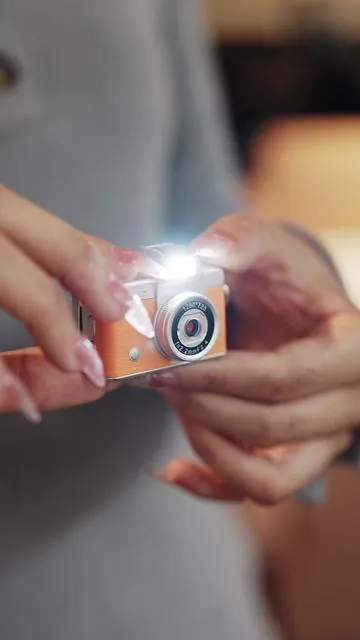 This isn’t just a toy — it can take photos and shoot videos, and it even has that flip screen like a professional camera. The image quality might not be the best, but that CCD film vibe it has is super atmospheric and stylish.#minicamera #ccdcamera #filmvibes #vintagecamera #trendinggadgets 