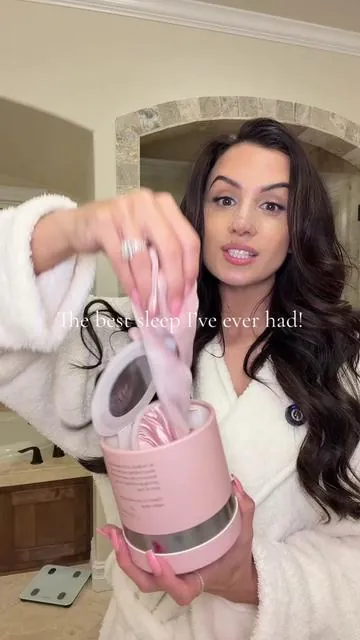 Seriously the best sleep every with this! And now that is comes in silk I’ll feel more comfortable because of my lashes! @Nodpod #nodpod #mothersdaygiftideas #giftideasforher #sleepmask #weightedsleepmask 
