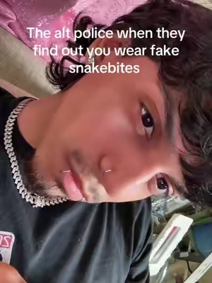 Best way to find out if you’ll like them before committing to the scars just saying 🤷🏽‍♂️#piercing #alt #snakebites 