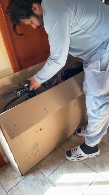 Bicicleta eléctrica de 1000W es de 25 a 35 km por hora, pesa 58lb y se dobla en 3 partes con 3 velocidades, pitó, luz enfrente y atrás #bicicletaelectrica #bicicleta #bici #bicycle #bicycles 