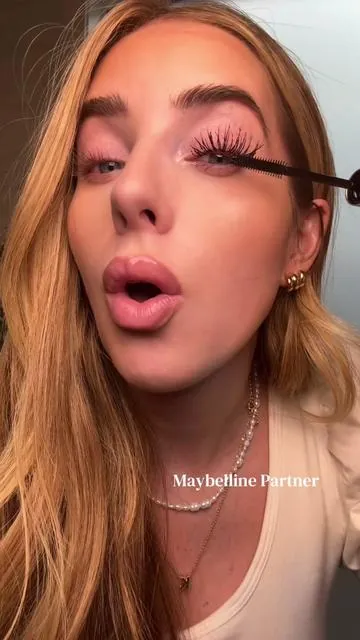 And we’re flying away now… ✈️ Lashes for days… @Maybelline NY  #maybellinepartner #mascarareview #mascarahacks #mascara #tubingmascara 