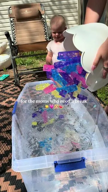 Gummy blocks + water = mom gets a little break☀️🍉💗 These keep my toddler busy for so long!!! #gummyblocks #summeractivity #activityforkids #momhack 