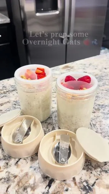 Making these again because they were sooo good! 😋🍓🫐 #overnightoats #breakfastideas #mealprep #asmr #overnightoatsrecipe 
