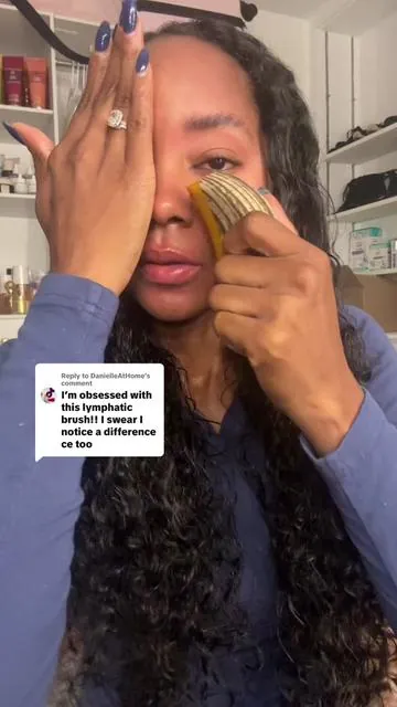 Replying to @DanielleAtHome @Cotsoco Official Lymphatic Facial Dry Brush for a more snatched look 👀 #lymphaticfacebrush #puffyface #puffyfacesolution #guashabrush #snatchedjawljne 