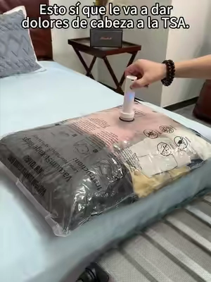 Deja de llenar tus abrigos de invierno y suéteres pesados en el armario con este conjunto de almacenamiento al vacío. Dobla, cierra, presiona el botón y mira cómo se encoge. Ahorro de espacio, sin desorden, perfecto para la familia o para viajar! 🧥 ✨
 Haga clic en el enlace y empacar ahora!  #TrucoDeViaje #BolsaAlVacio #OrganizadorAlVacio #BolsaViajeAlVacio #AhorroEspacioViaje