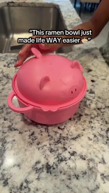 Ramen just got an upgrade 🍜✨ This all-in-one bowl comes with a strainer lid + fork, spoon & chopsticks so you’re always ready—whether it’s noodles, pasta, cereal or a quick salad. Perfect for busy days, dorm life, or the office… and kid-approved too 👏💕 #TikTokShopFinds #MomLifeHacks #DormEssentials #KitchenMustHaves #EasyMeals