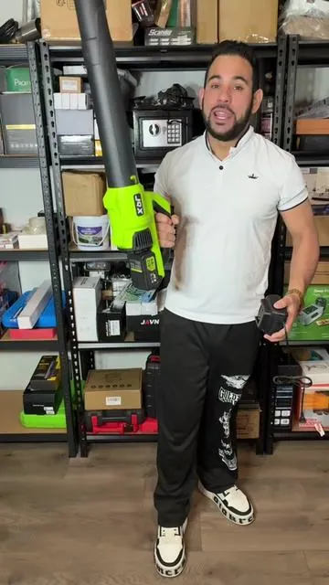 Sopladora para limpieza de exteriores #sopladora #sopladoradehojas #leafblower #patiocleaning #exteriorcleaning 