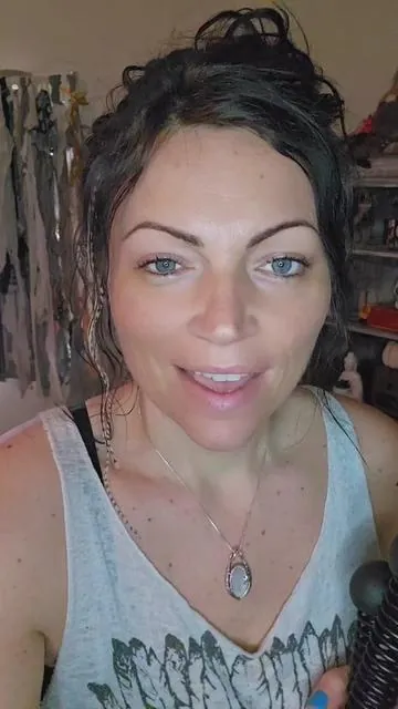 I’ve been working on losing some weight over the years and finally starting to feel like me again 🙌 Now I’m focusing on toning, and these cordless battle ropes with adjustable rings have been such a game changer for my arms! I found a few super easy exercises that I can do anywhere no gym, no excuses and I’m actually loving the process. You can feel it working right away, and it makes quick workouts so effective 💪 If you’re looking for something simple but powerful to add to your routine, these are 100% worth trying. I’ve got them linked below 🧡 #armworkout #tonedarms #weightlossjourney #homeworkout #fitnessmotivation