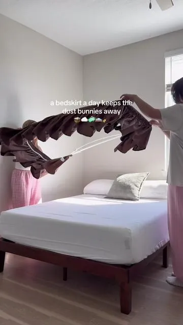 say goodbye to the mess!! with a bedskirt, you don’t have to worry about storage space 🛌 #fyp #bedskirt #bedding #cleaning #organizing 