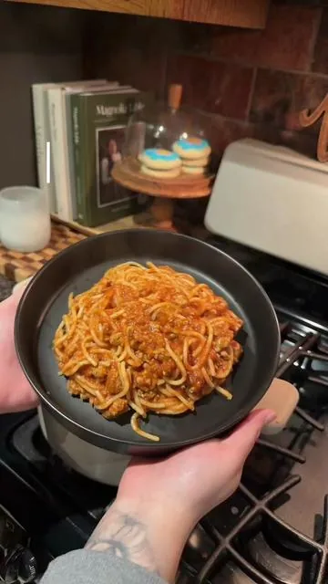 This spaghetti NEVER misses👌🏼 Ingredients: Meat: • 1.5 lb ground turkey • Salt & pepper • Garlic powder • Onion powder • Taco seasoning • Chupacabra seasoning Noodles: • Thin spaghetti noodles • Salt (for boiling water) • Butter Sauce: • Hunt’s Traditional sauce • Hunt’s Four Cheese sauce • 1/4 cup water Serve & ENJOY💖 #pasta #homecooking #comidacasera #foodtiktok #fyp 