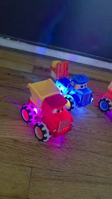Estos carrito con luces están muy divertidos #toysforkids #kidstoys #toys #carritosparaniños #funtoysforkids 