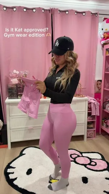 On the hunt for the best PINK workout leggings 🫶🏻 these are a YAY for me 🔥 #pink #activewear @BRXL #gymootd #leggings 