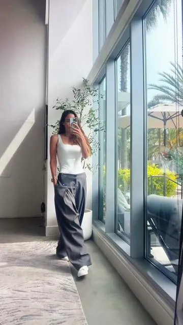 #pleatedpants #tailoredstyle #trouserstyle #elevatedbasics #barrellegpants 