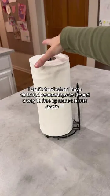 Love this paper towel holder and love that it frees up counter space even more 🙌 #papertowelholder #papertowel #kitchenhacks #kitchengadgets #kitchenorganization 