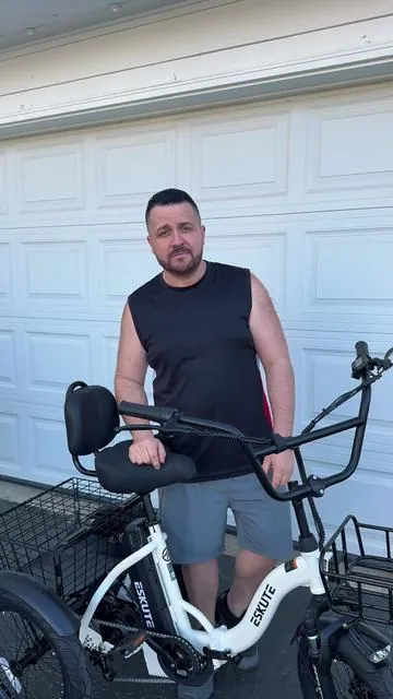 Buscaba una forma de moverme que no dependiera del carro ni del tráfico, y este triciclo eléctrico plegable Eskute T300 cambió mi rutina por completo. Motor de 1200W de potencia pico, velocidad de hasta 29 km/h y más de 88 kilómetros de autonomía por carga — salgo en la mañana y no me preocupo por la batería en todo el día. Tiene una capacidad de carga de 181 kilogramos y dos canastos incluidos, así que lo uso para mandados, para salir con la mascota o simplemente para disfrutar el camino sin límites. Las llantas fat de 18 pulgadas le dan una estabilidad impresionante en cualquier superficie, la batería es removible para cargarla donde sea, y el marco plegable hace que guardarlo en casa o llevarlo en el carro sea facilísimo. Viene con pantalla digital, frenos de disco y disponible en varios colores. Tiene envío gratis y pagos sin intereses disponibles — una inversión que se siente desde el primer paseo. #Tiktokshopstockup #Tiktokshopmothersday #ElectricTricycle #FoldableEbike #EcoFriendlyTransport​​​​​​​​​​​​​​​​