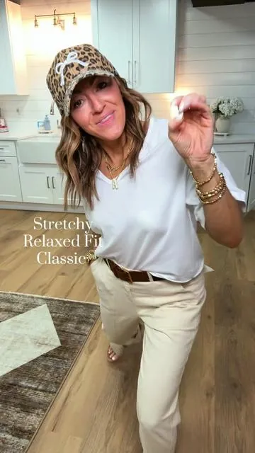 So classic and I’m LOVING the relaxed boyfriend fit 🤌🏼 I’m 5’2” 127 in a small #barrelpants #stretchypants #comfypants @Flamingals 